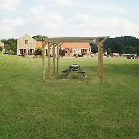 בית חווה Rawcliffe House Farm Studios, Peaceful North York Moors Retreat *