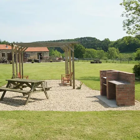 Rawcliffe House Farm Studios, Peaceful North York Moors Retreat Фермерский дом
