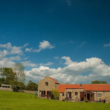 Rawcliffe House Farm Studios, Peaceful North York Moors Retreat *