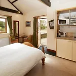 Rawcliffe House Farm Studios, Peaceful North York Moors Retreat *