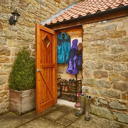Rawcliffe House Farm Studios, Peaceful North York Moors Retreat *